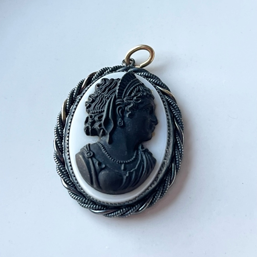 Cameo Pendant With Mixed Metal Frame